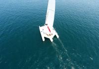 bianco trimarano blu mare turchese equipaggio